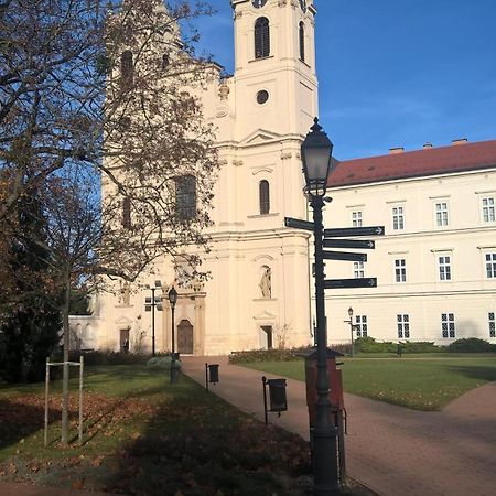 Pongracz Apartman Zirc Bagian luar foto